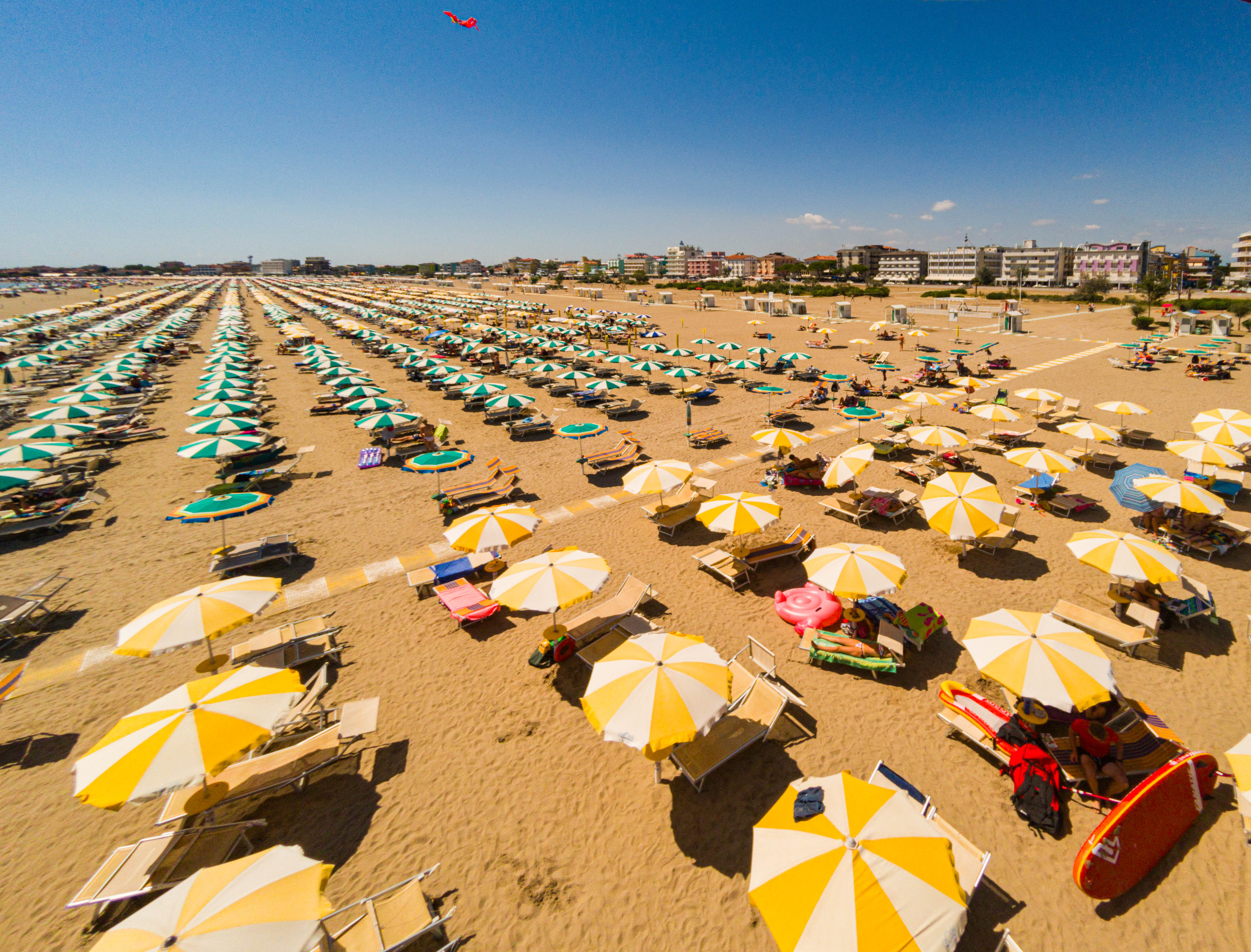 Spiaggia libera con sullo sfondo il consorzio Arenile
