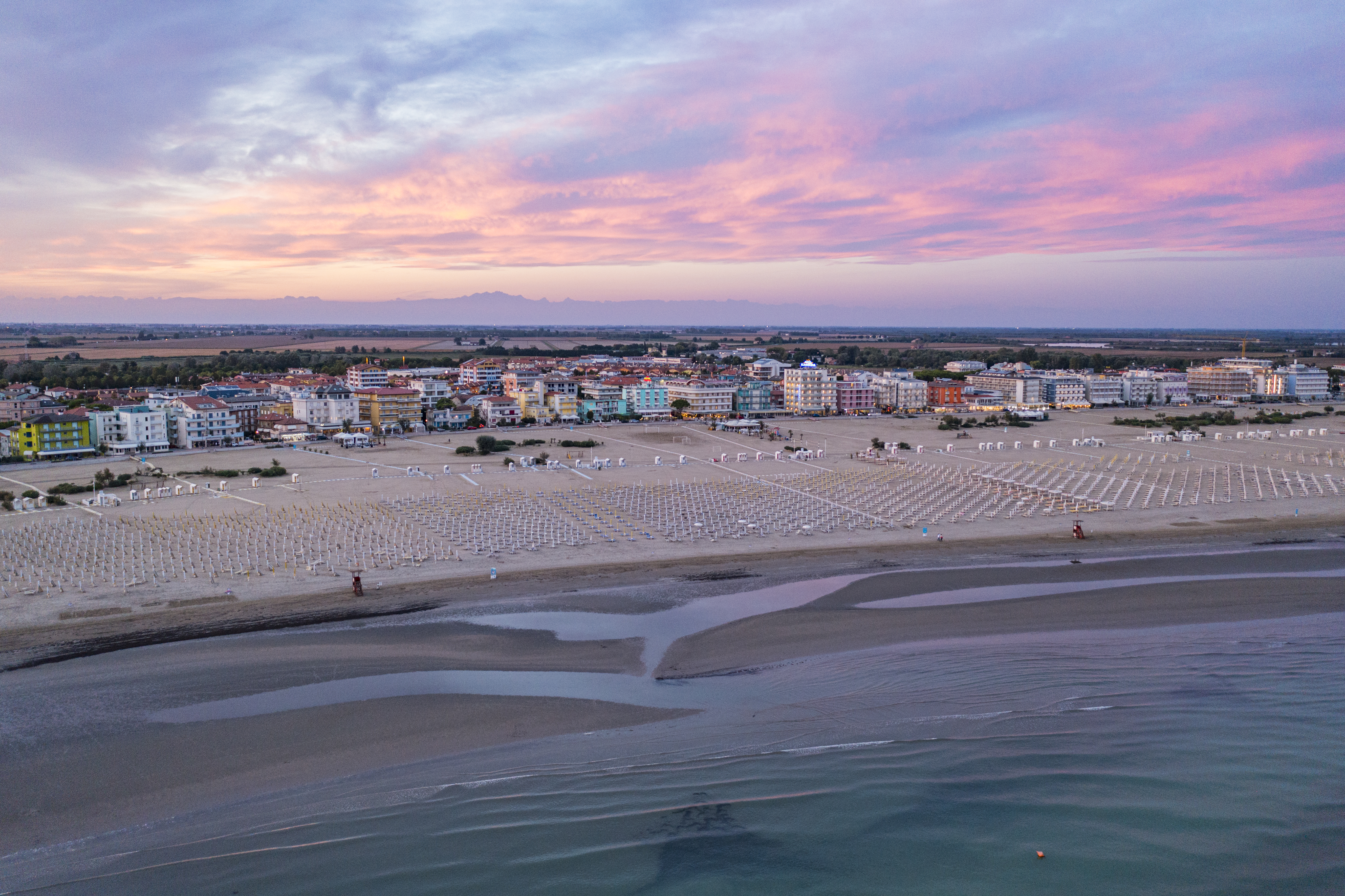 Spiaggia di Caorle al tramonto vista dal drone