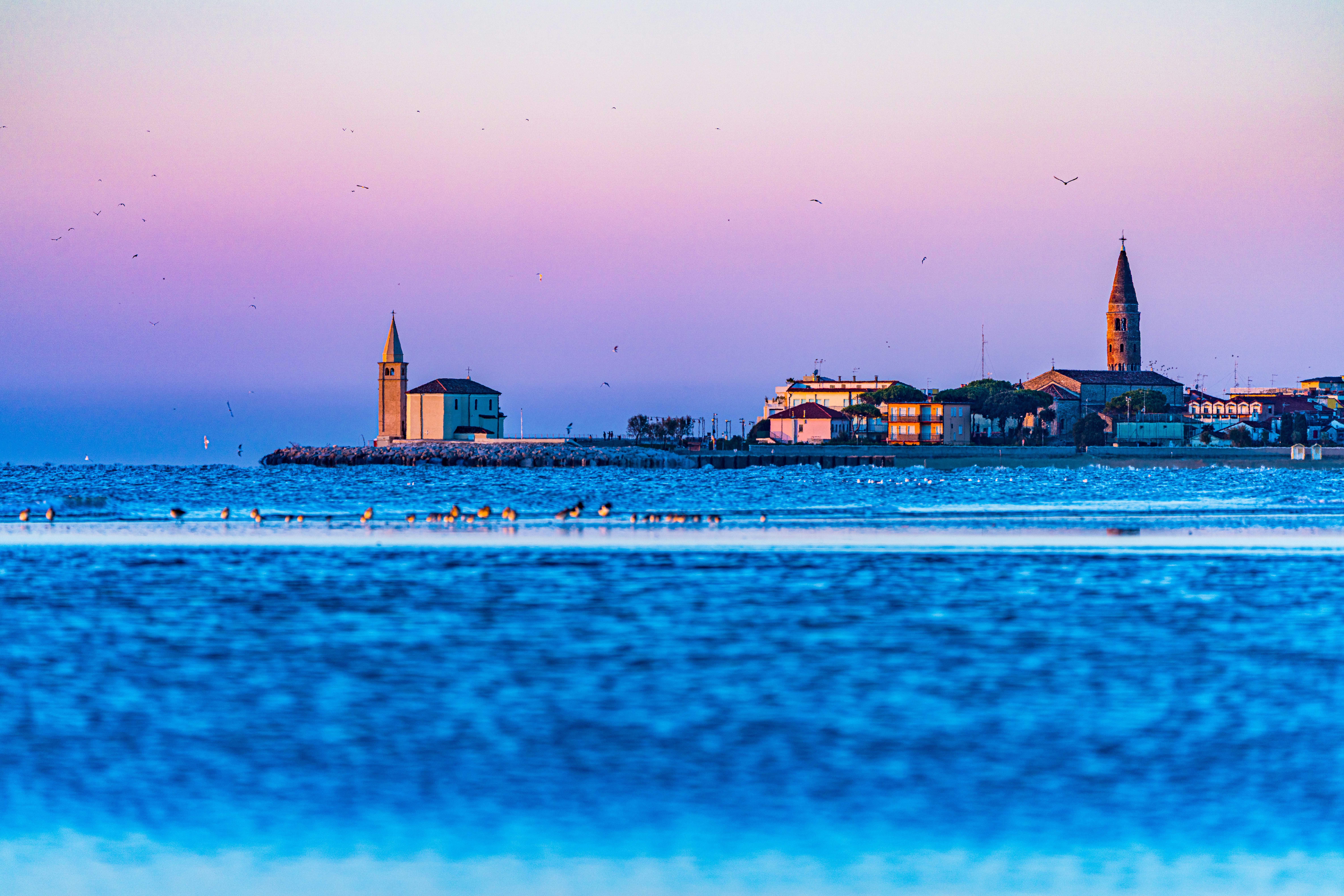Mare e centro storico di Caorle al tramonto