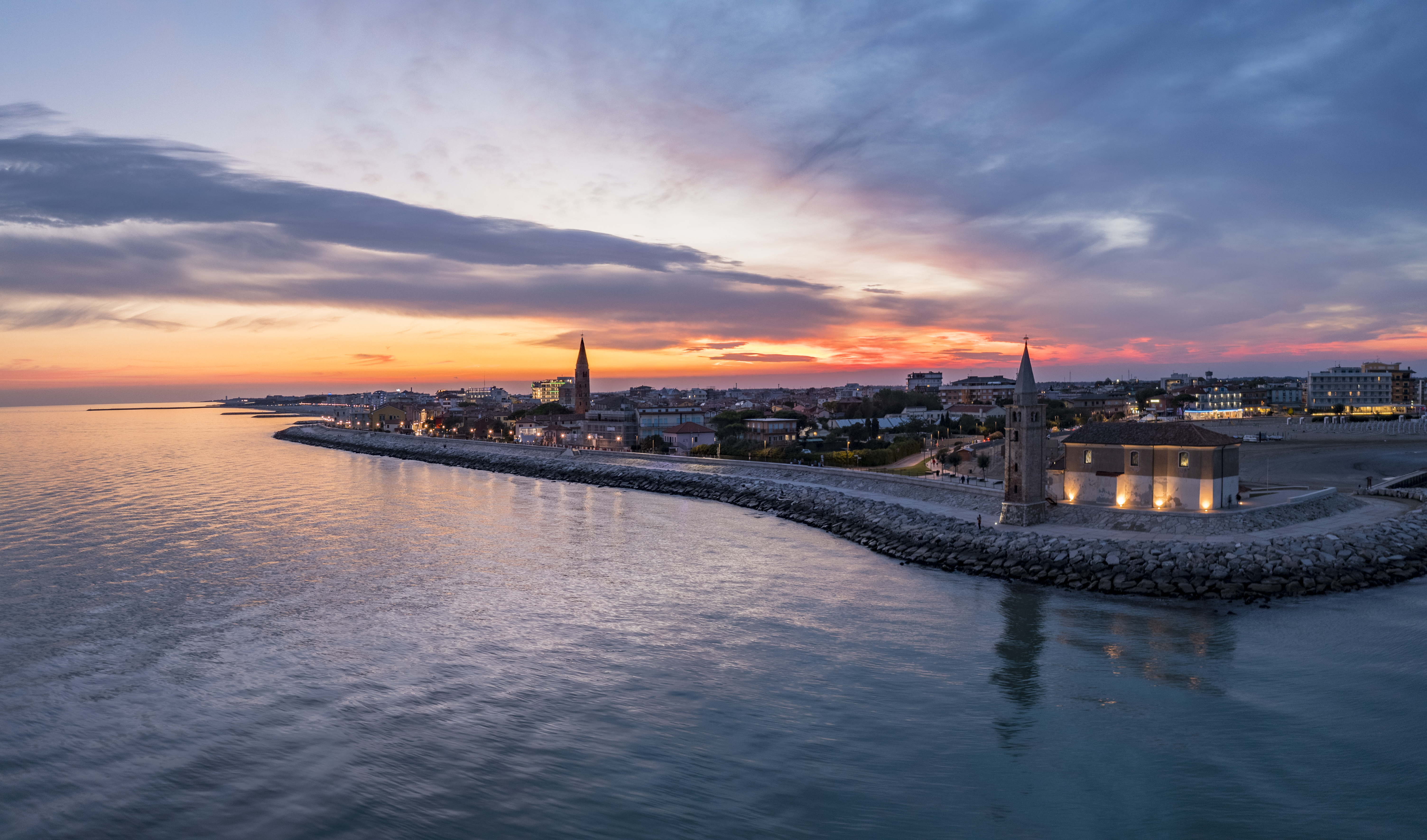Vista aerea di Caorle, mare e centro storico al tramonto
