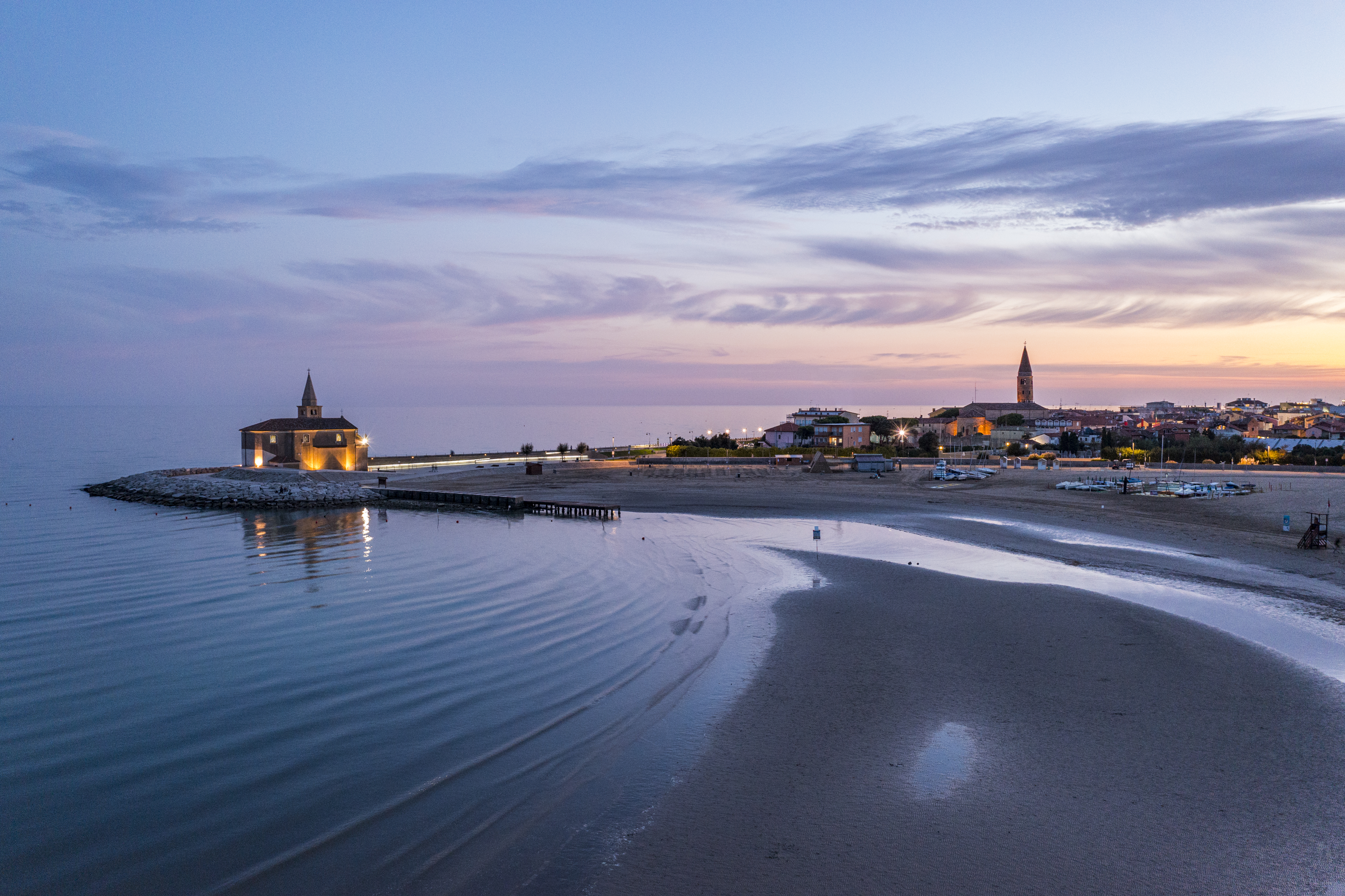 Panorama di Caorle: spiaggia, mare e centro storico