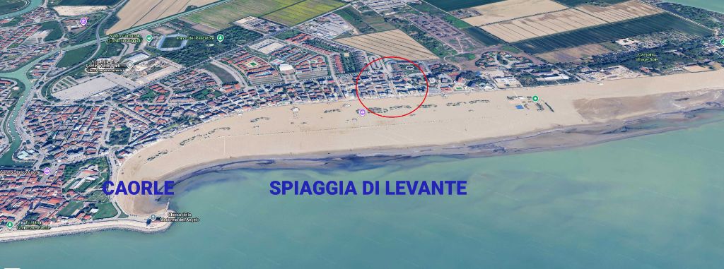 Vista aerea di Caorle con cerchio rosso che indica la zona dell'appartamento nella Spiaggia di Levante